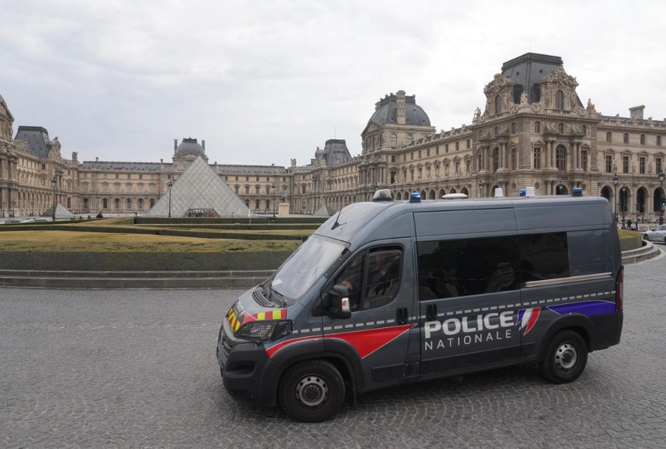 Robo en el Louvre: sustraen joyas imperiales en un golpe de película