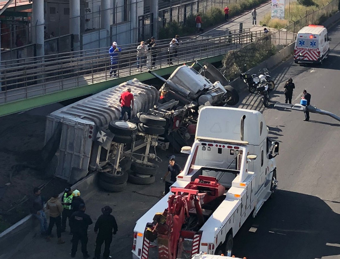 Vuelca tráiler cargado con arena en Avenida Central