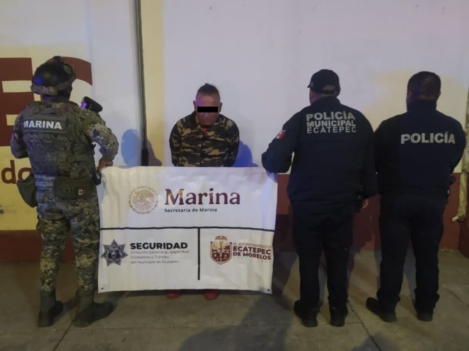 Detienen en Ecatepec a bicitaxista por intentar arrojar basura en la calle