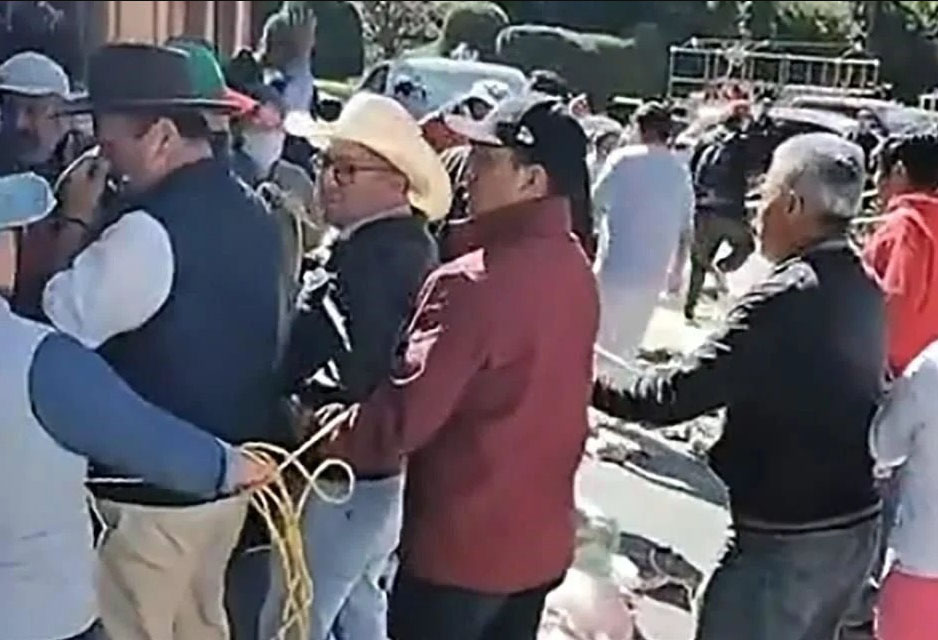 Amarran a funcionarios públicos en El Oro, Edomex, por crisis de agua y basura