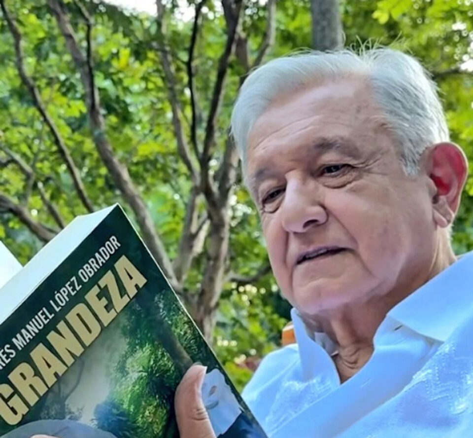 AMLO reaparece para presentar su nuevo libro ‘Grandeza’