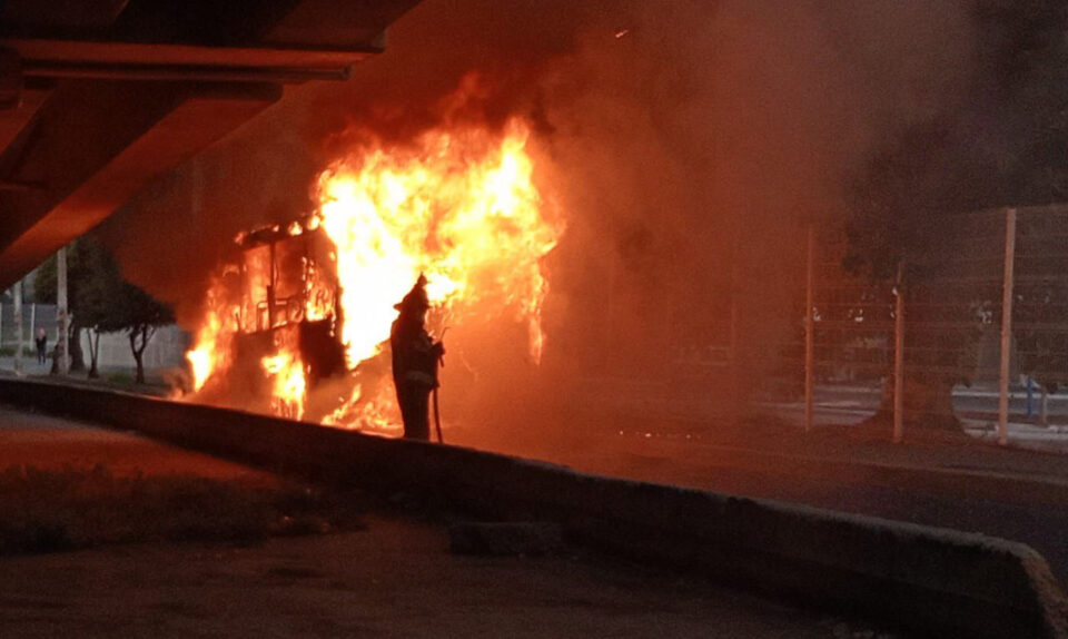 Arde autobús en Tlalnepantla: fuego lo destruye por completo