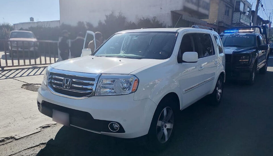 Aseguran camioneta relacionada con el delito de robo a cuentahabiente