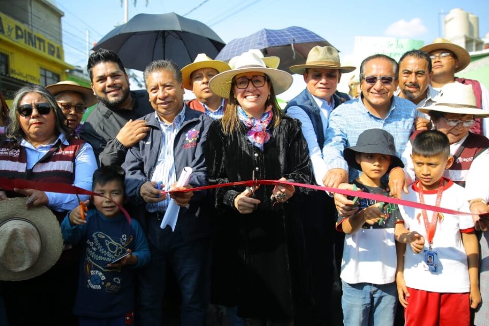Azucena Cisneros entrega repavimentaciones en Jardines de Santa Clara, Ecatepec
