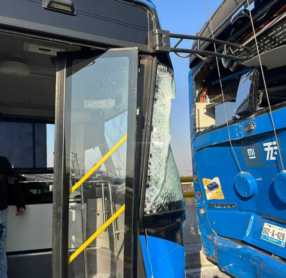 La rápida actuación de elementos de la Secretaría de Seguridad del Estado de México (SSEM) y de Policía Municipal permitió la detención de dos hombres, dos mujeres y dos menores de edad probables responsables de robo con violencia a establecimiento. A través de una llamada al número nacional de emergencias 9-1-1, personal del Centro de Control, Comando, Comunicación, Cómputo y Calidad (C5) mexiquense, tuvo conocimiento sobre el ilícito a un negocio ubicado en calles de la colonia San Jerónimo Chicahualco, en Metepec, cuyos posibles infractores viajaban a bordo de una camioneta marca Fiat, modelo Adventure, color rojo. Enseguida, los datos vehiculares fueron ingresados a plataformas institucionales y mediante cámaras de infraestructura estatal, monitoristas visualizaron el automotor, por lo que le dieron seguimiento en tiempo real a su trayectoria y notificaron a efectivos en campo para su localización. Una vez que los oficiales recibieron la alerta, desplegaron acciones tácticas, instruidas en las Mesas de Paz, las cuales concluyeron en el municipio de Ocoyoacac, donde interceptaron la unidad y detuvieron a Janet “N” de 26 años, Areli “N” de 32 años, Noe “N” de 36 años, Jesús “N” de 23 años y los dos menores, todos plenamente identificados por el gerente la tienda. Los aprehendidos después de conocer los derechos que la ley emite a su favor fueron presentados ante la Agencia del Ministerio Público correspondiente, en tanto los menores de edad fueron canalizados a la Fiscalía Especializada de Delitos cometidos por Adolescentes en Zinacantepec, donde se esclarecerá su situación legal.