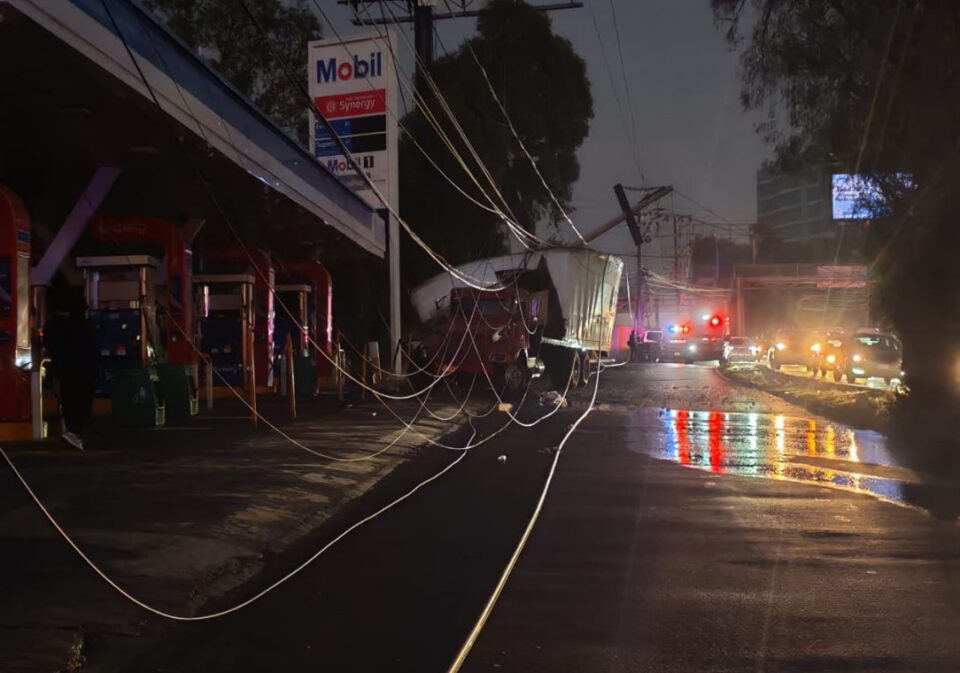 conductor-se-queda-dormido-y-provoca-choque-de-trailer-en-lomas-verdes-naucalpan Conductor se queda dormido y provoca choque de tráiler en Lomas Verdes, Naucalpan