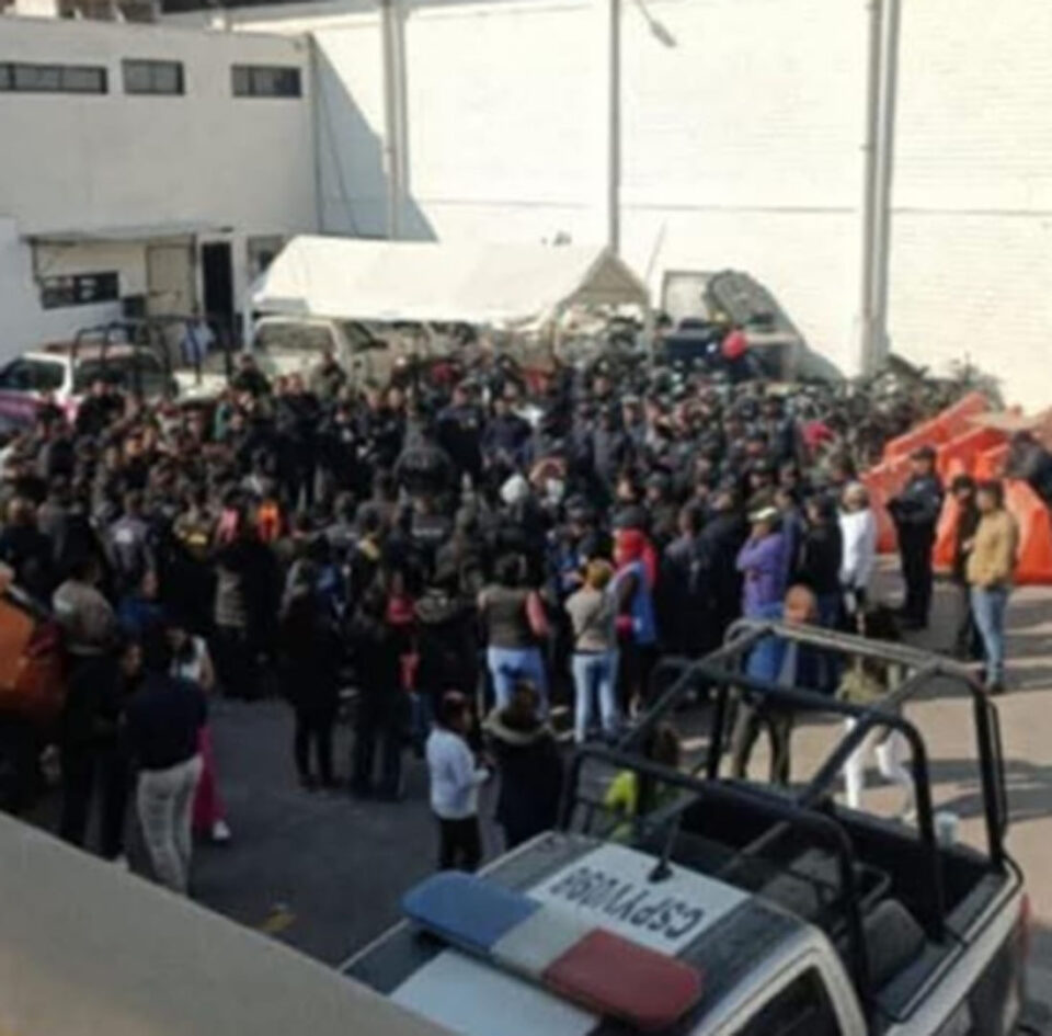 Policías confrontan al presidente municipal de Teoloyuncan, Luis Zenteno