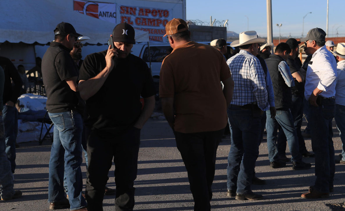 Productores y transportistas liberan carreteras tras acuerdo con Segob