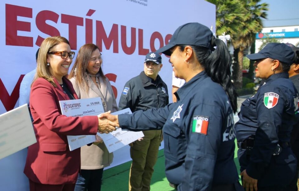 Azucena Cisneros entrega estímulos a policías de Ecatepec por su desempeño destacado