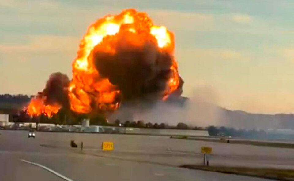 Tragedia aérea en Kentucky: avión de carga se desploma