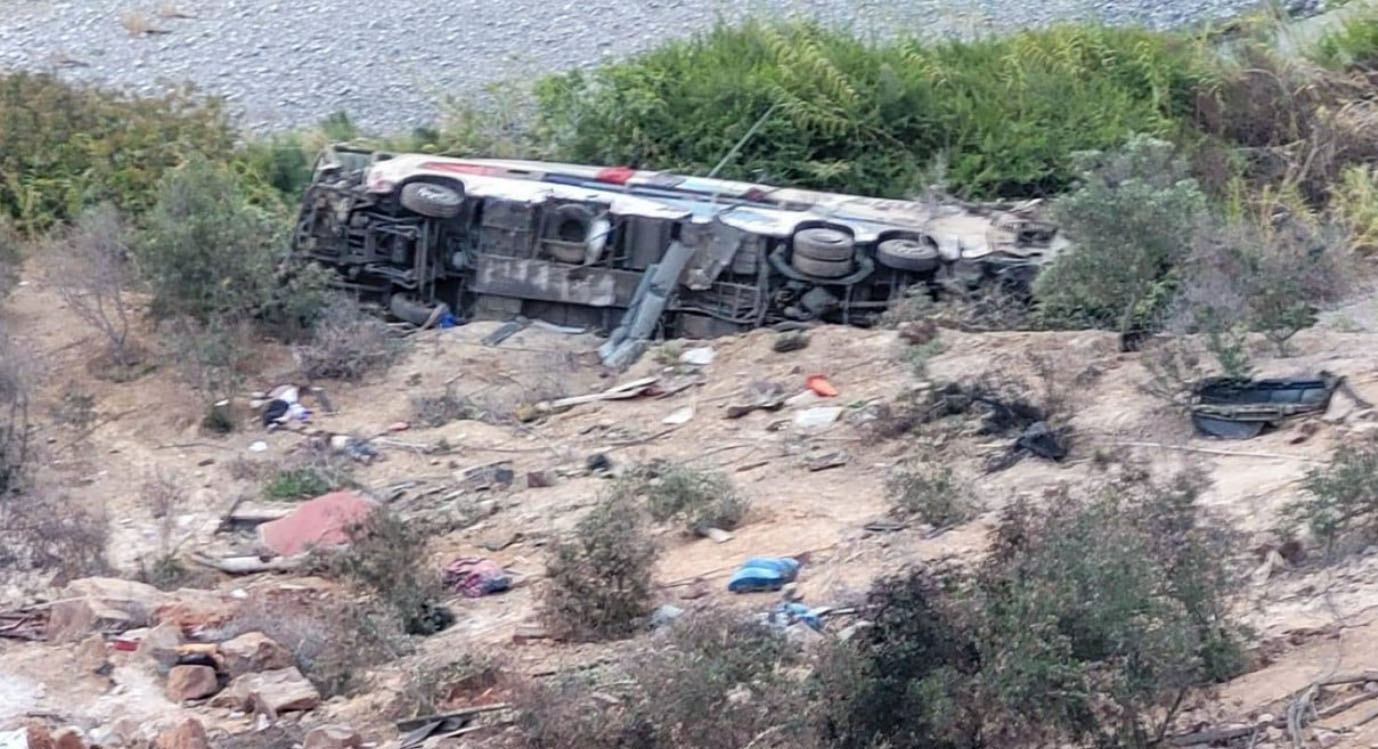 Tragedia en Perú: 37 muertos tras caída de autobús en Arequipa