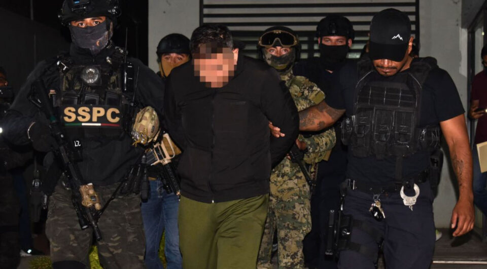 Trasladan a penal federal a presunto autor intelectual del asesinato del alcalde de Uruapan