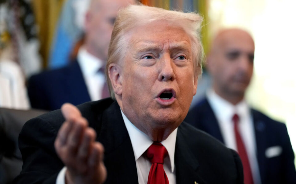 Trump amenaza a la BBC con una demanda por difamación de mil millones de dólares