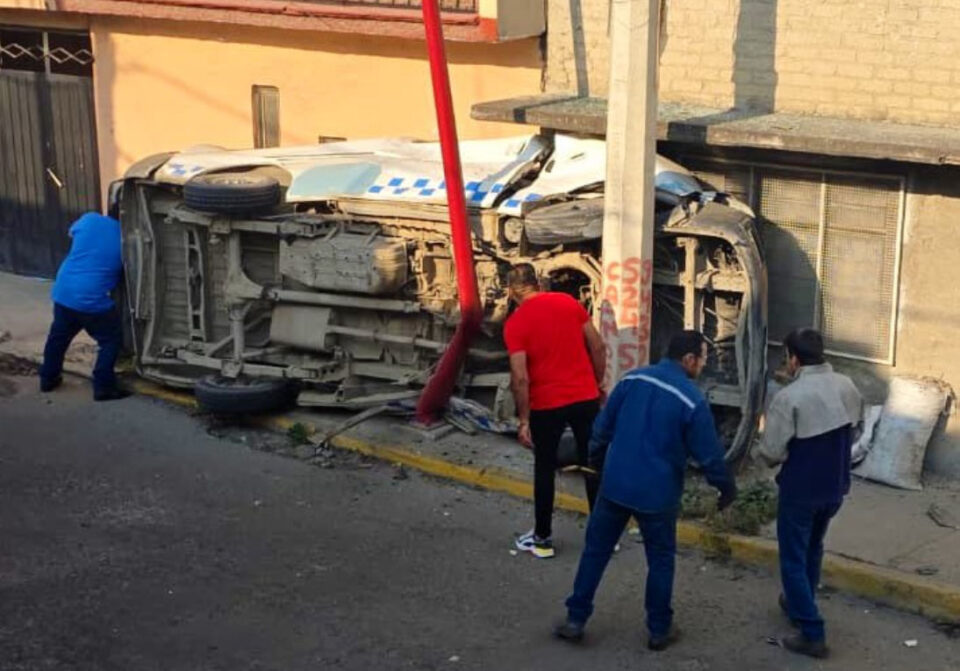 Volcadura de combi deja dos muertos en Los Reyes, La Paz