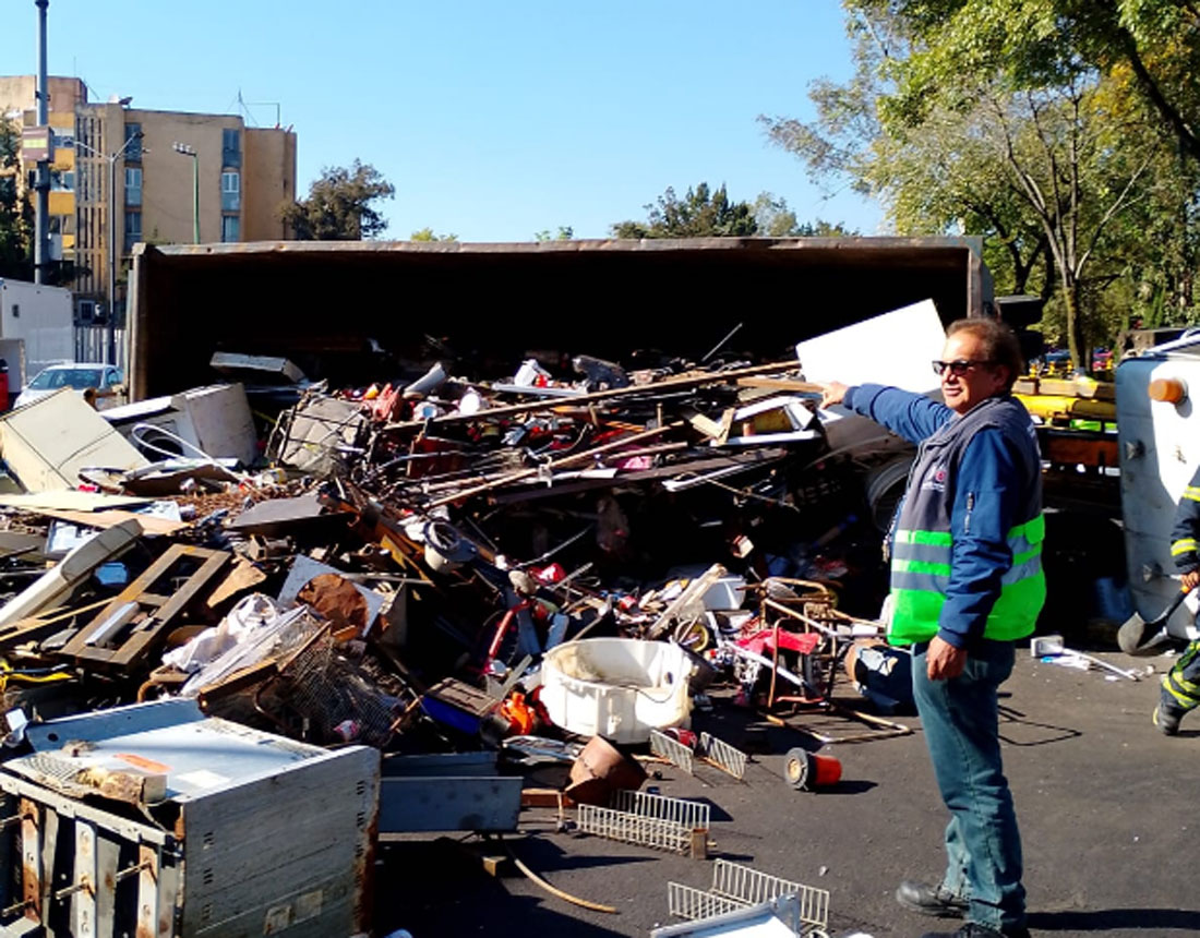 Vuelca camión con desperdicios industriales en Circuito Interior