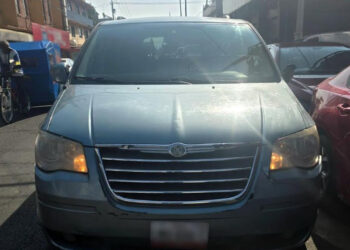 Aseguran vehículo con el delito de robo a tienda en Nezahualcóyotl