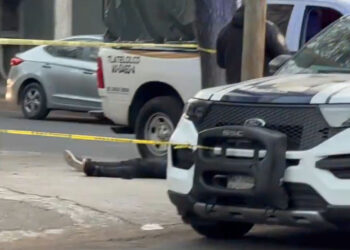 Asesinan a hombre a puñaladas y golpes en calles de la CDMX