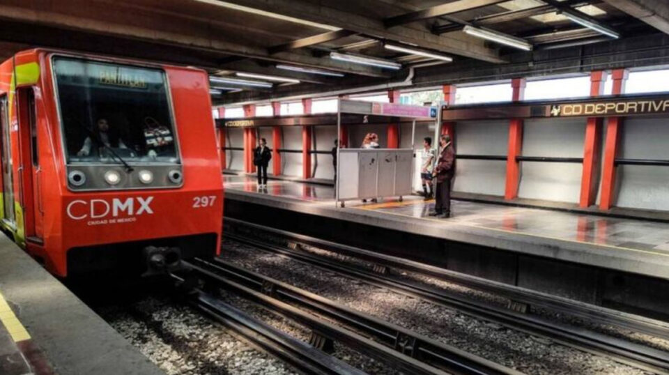 Caen usuarios de escalera eléctrica en la estación Ciudad Deportiva del Metro CDMX