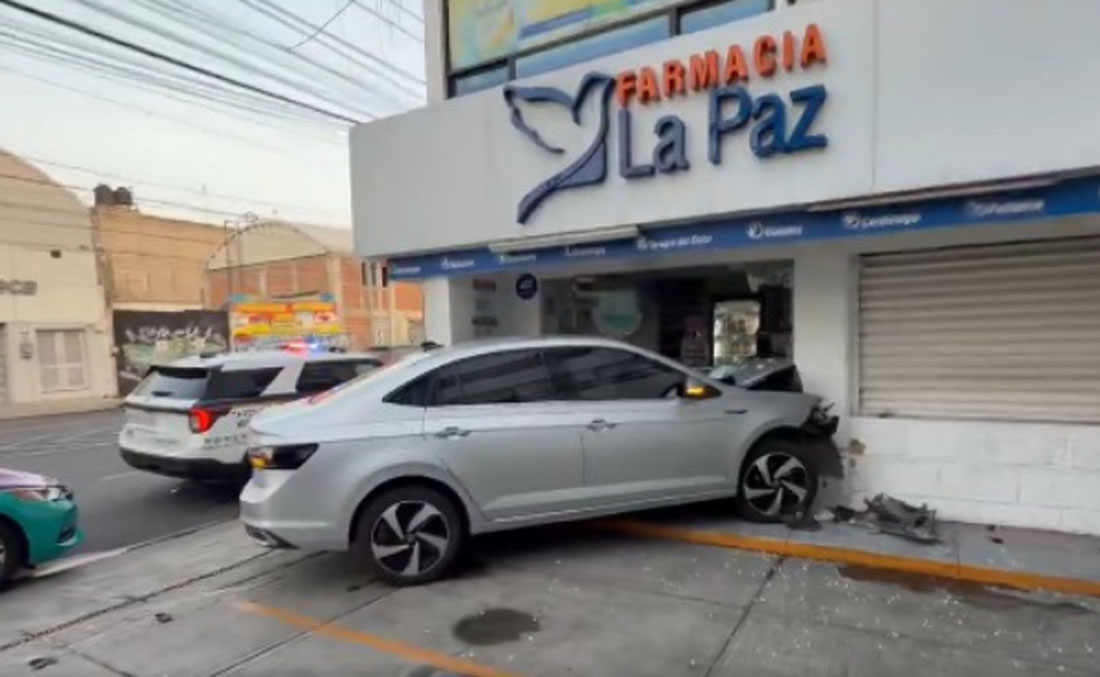 Conductora pierde el control y se estrella contra farmacia en Coyoacán