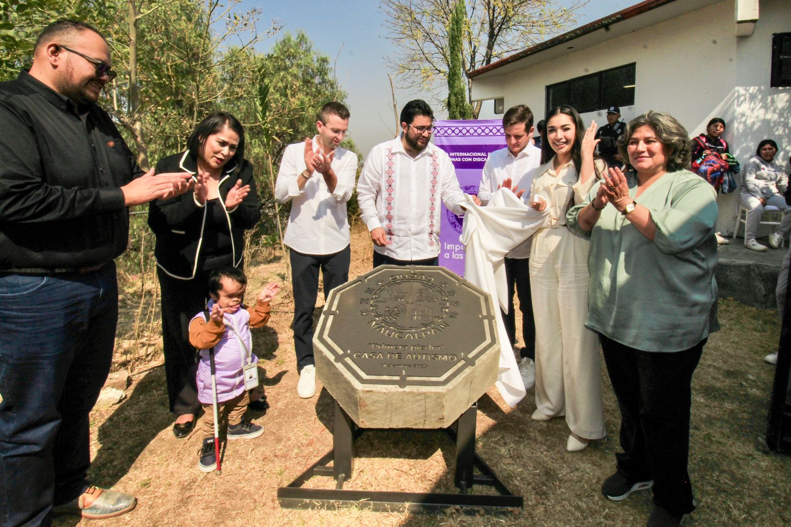 Gobierno de Naucalpan coloca la primera piedra de la Casa del Autismo