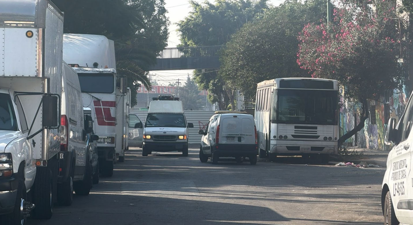 Hallan cuerpo embolsado afuera del Colegio de Bachilleres 10 en Venustiano Carranza