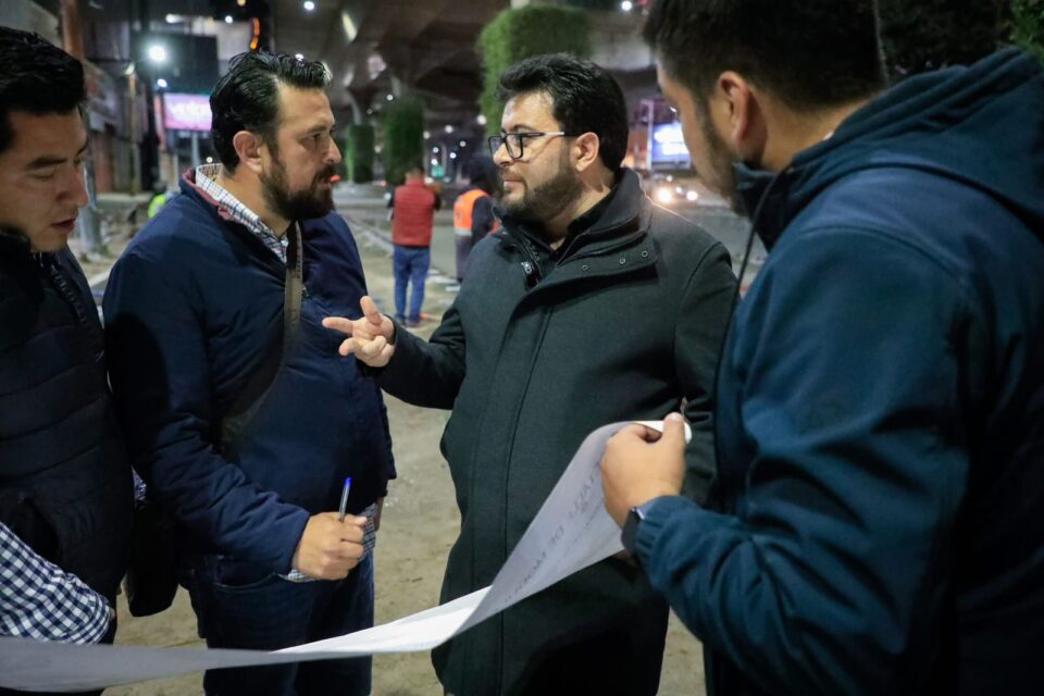 Isaac Montoya supervisa obras de vaciado de concreto en Periférico Norte