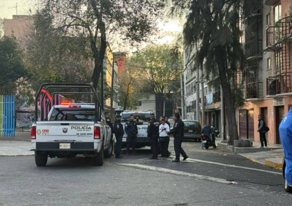 Muere hombre al caer desde un edificio en la colonia Obrera