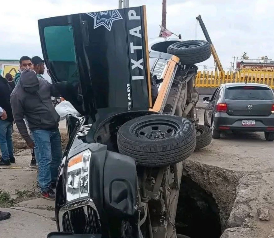 patrulla-municipal-termina-en-socavon-en-ixtapaluca Patrulla municipal termina en socavón en Ixtapaluca