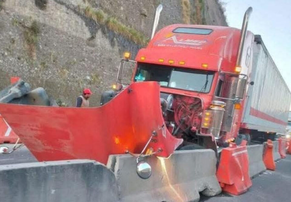 Tráiler se impacta contra muros de contención en la carretera Toluca-Naucalpan; provoca caos vial