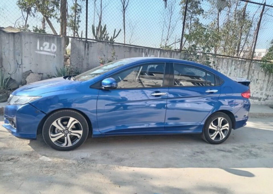 Abandonan en Neza auto que atropelló y arrastró a motociclista en Iztapalapa