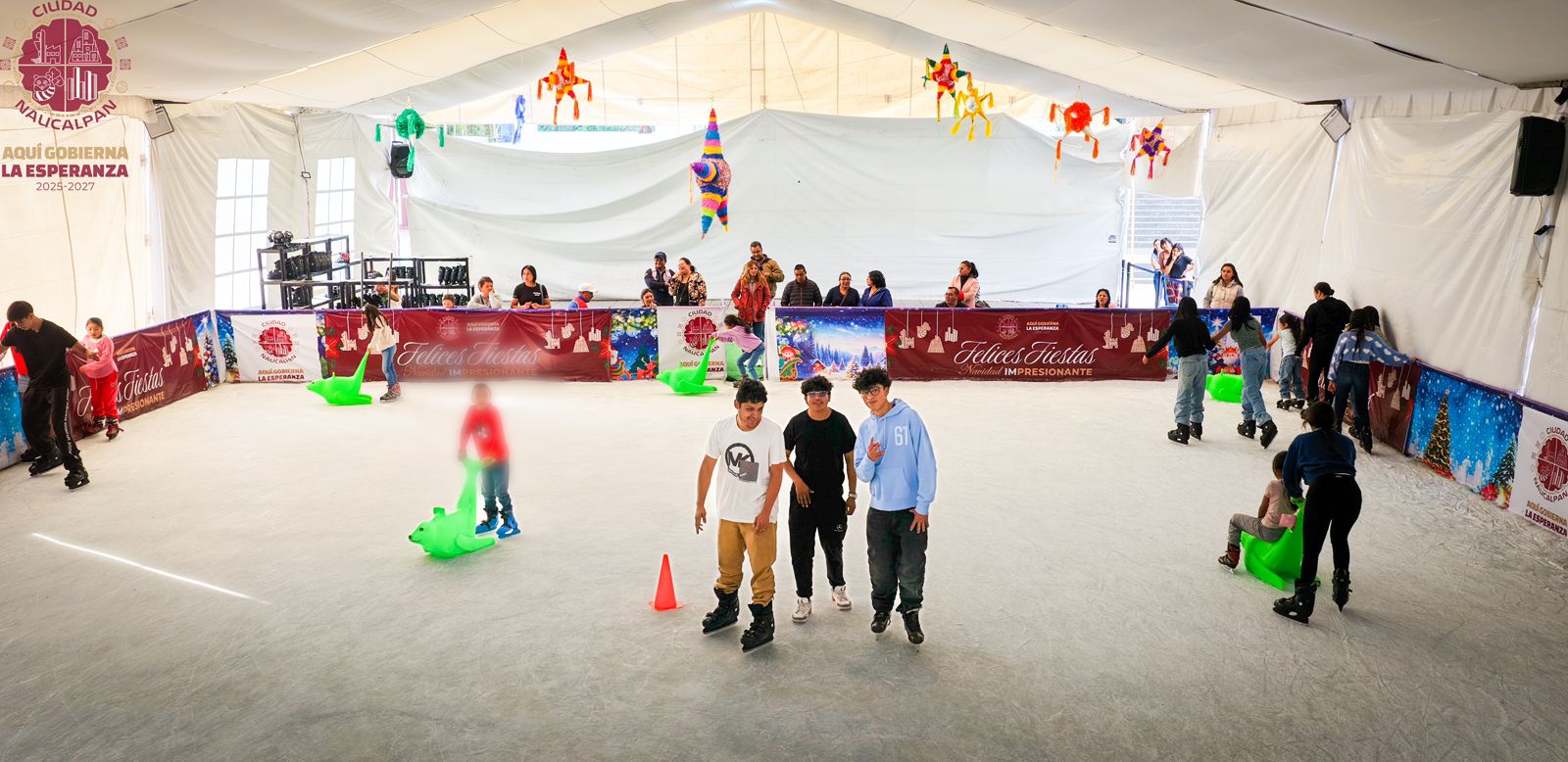 Familias de Naucalpan disfrutan pistas de hielo en el marco del Día de Reyes