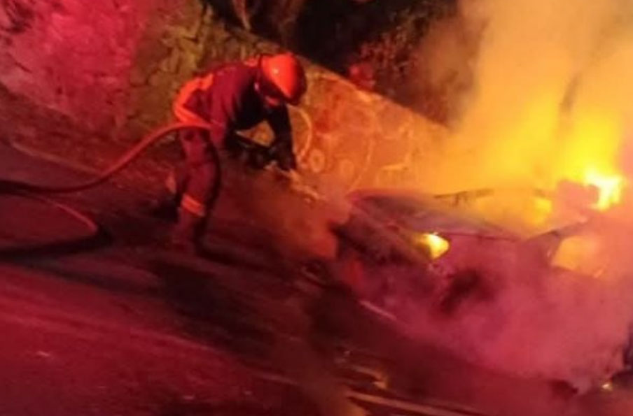 Hallan cuerpo calcinado dentro de un vehículo en Tlalnepantla