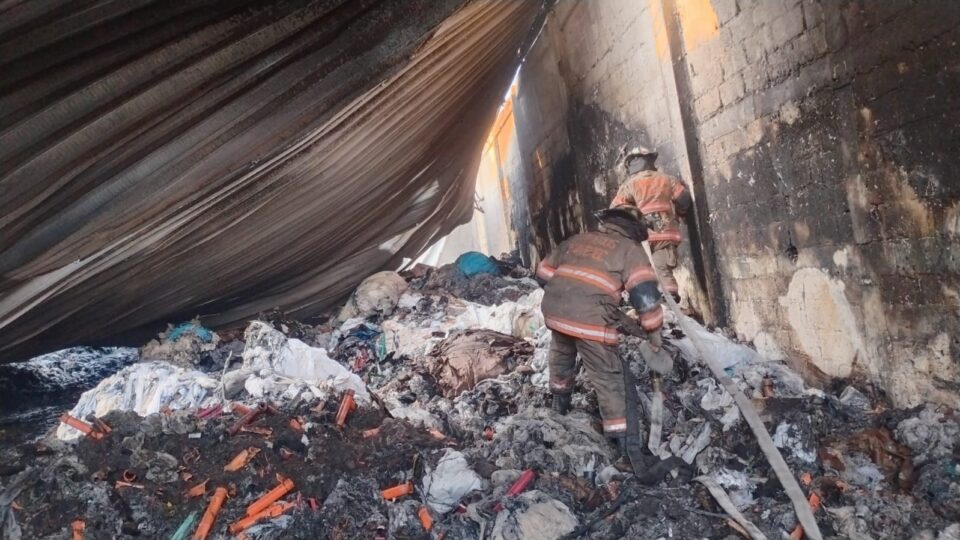 Protección Civil clausura bodega de cartón tras incendio en Ecatepec