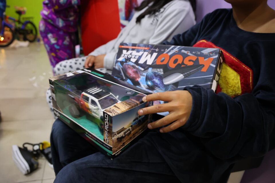 Reyes Magos llenan de alegría el albergue Renacer en Huixquilucan