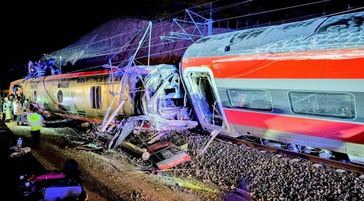 Tragedia ferroviaria en Córdoba: descarrilamiento de dos trenes deja al menos 21 muertos