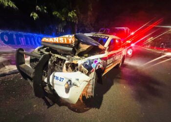 Conductor ebrio impacta dos patrullas en Ecatepec